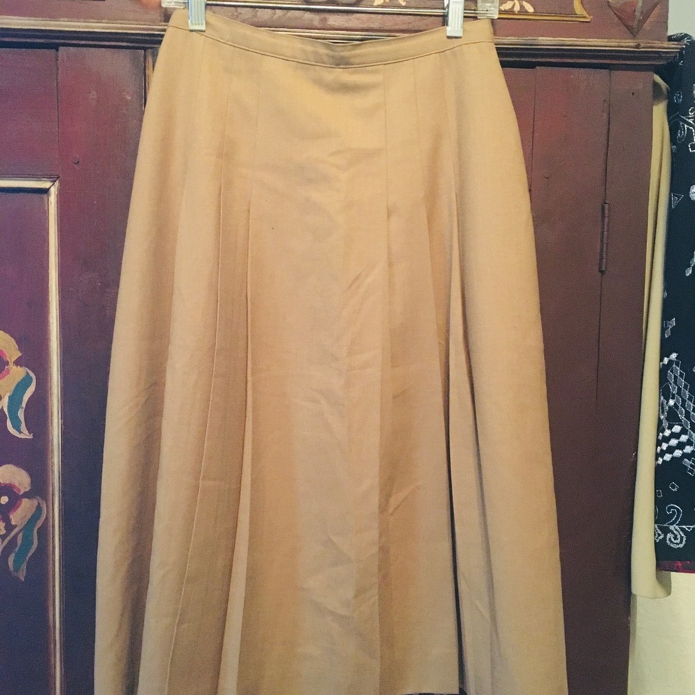 Elegant Tan Women's Skirt VINTAGE BOX PLEATED FRONT.